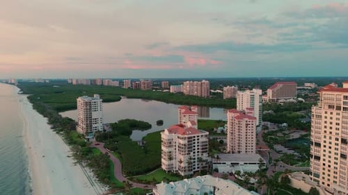 Vista aérea amplia de los edificios de la ciudad de Naples, Florida, al atardecer