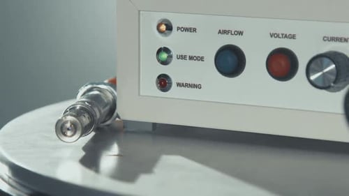 Elektronik im wissenschaftlichen Forschungslabor. Kabel für Nahaufnahme mit Stahlstecker. Physikalisches Labormikrofon...