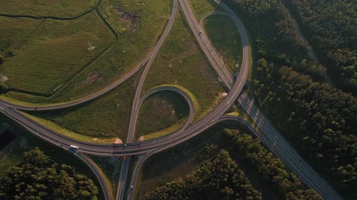 Filmación desde un cuadricóptero de un cruce de carreteras suburbanas de dos niveles y una impresionante vista de Green Meadows y