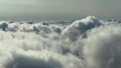 Des nuages gonflés volent au coucher du soleil