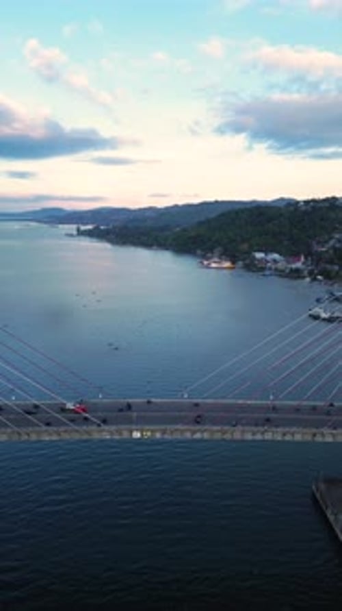 Vue aérienne de l'emblématique pont haubané de Merah Putih