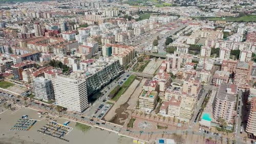 Imágenes aéreas de Zumbido de la hermosa playa de la ciudad costera de Fuengirola en Málaga, España