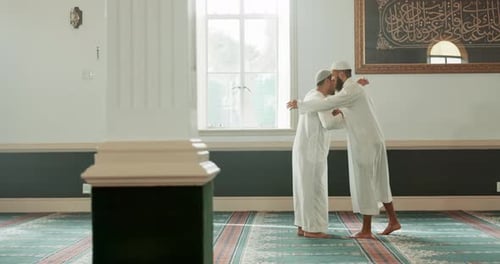 Muslim, Islam und Menschen umarmen sich in der Moschee für Community, Unterstützung und Begrüßung im heiligen Tempel