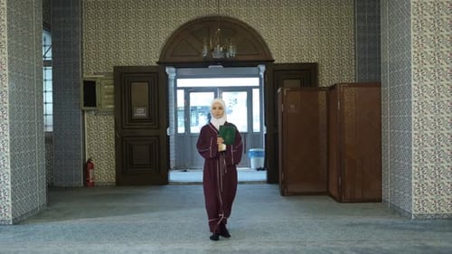 Mulher muçulmana na mesquita