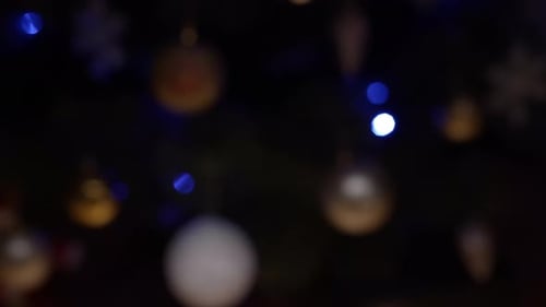 Casal feliz toca taças de champanhe, brinda e comemora juntos o Ano Novo em casa