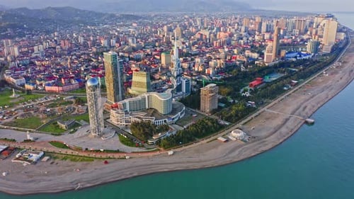 Aéreo — Paisaje urbano soleado de Batumi entre la extensión del Mar Negro