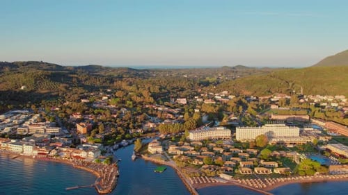Vue d'ensemble La côte L'île de Corfou à l'aube, vol depuis Drone, matin d'été 2022