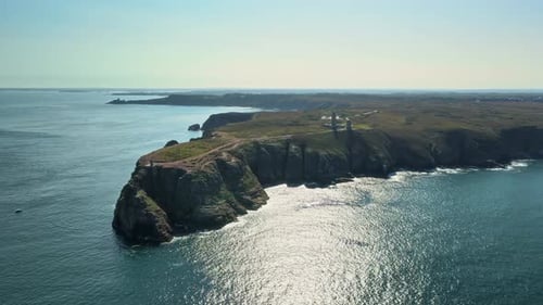 Luftaufnahme der Klippen und des Leuchtturms von Cap Frehel, Bretagne, atemberaubende Küstenzunge an der französischen Küste