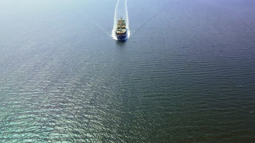 Navire porte-conteneurs avec conteneurs de la taille d'un camion naviguant en haute mer Égée