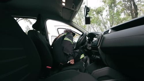 Motorista profissional Mulher iniciando o veículo Uma motorista profissional em uniforme de engenheiro recebendo