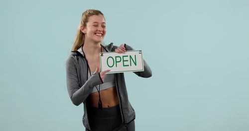 Panneau ouvert, femme et visage avec une affiche d'une salle de sport, d'un entrepreneur et d'une start-up dans un studio