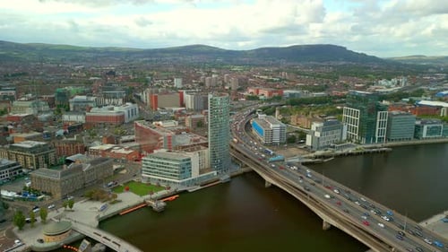 Weitwinkelaufnahme des Stadtzentrums von Belfast an einem hellen und sonnigen Nachmittag