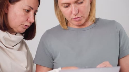 Elegantes Musterpapier für Damen zur Auswahl von Modedesigns