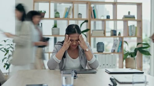 Mujer, dolor de cabeza y estrés en la depresión, la ansiedad y el Time Lapse del caos o la ajetreada oficina