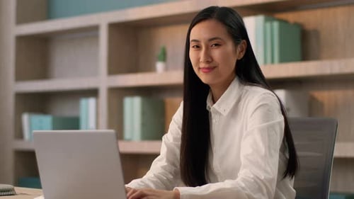 Sonriente, amistosa, alegre, trabajadora de oficina japonesa, mujer de negocios, profesora china coreana