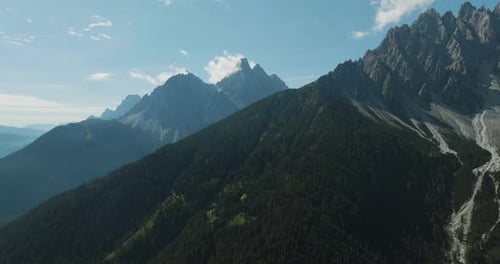 Vista aérea de Croda dei Baranci en la cordillera de los Dolomitas, Tirol del Sur, Italia.