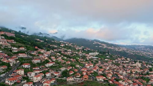 Malerische Küstenstadt, bewölkter Himmel, Panorama-Panorama am Morgen, die Pisten des Dorfes