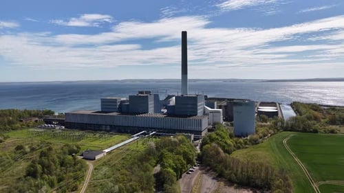 Luftaufnahme entlang der Küstenanlagen eines Industriekraftwerks
