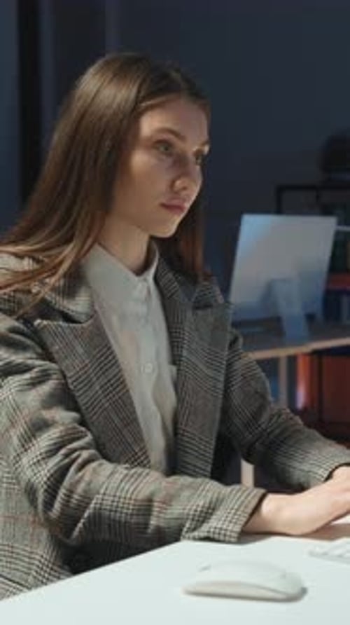 Junge kaukasische Bürofrau arbeitet lange Stunden im Coworking Space Professionelle weibliche Managerin