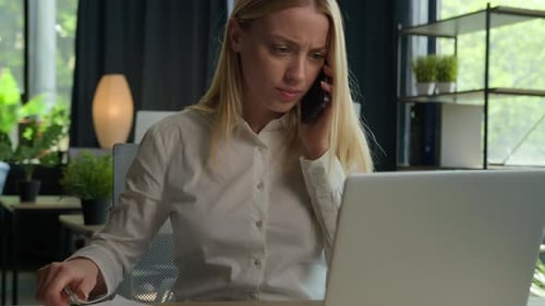 Multitarea, molesta, estresada, empresaria caucásica irritada, mujer de negocios irritada, habla por teléfono en la oficina