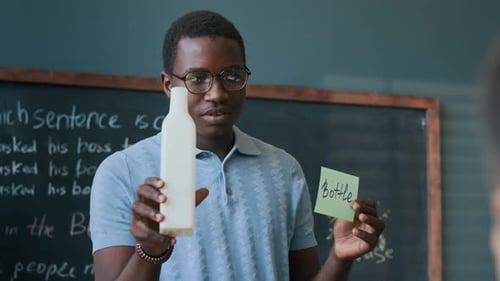 Profesor de inglés negro que da una lección interactiva con notas adhesivas