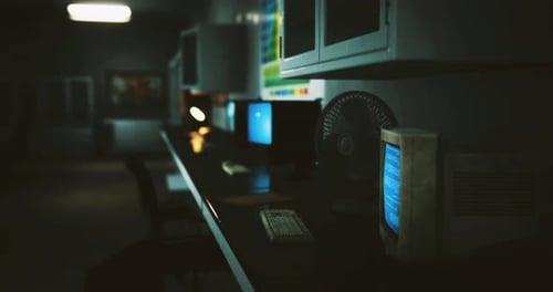 Nostalgisches Computer-Setup in einem schwach beleuchteten Raum mit Retro-Technologie