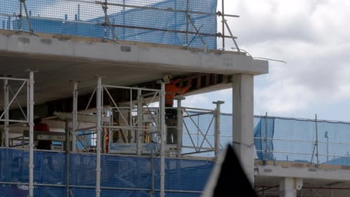Arbeiter reparieren die Schäden am Dach des Gebäudes am Hafen