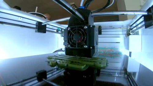 3D-Drucker, funktionierender 3D-Drucker, Nahaufnahme, 3D-Drucker, Objekt aus geschmolzenem Kunststoff