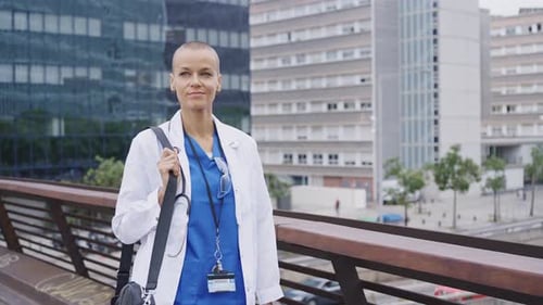 Médico joven con la cabeza rapada y aspecto moderno.
