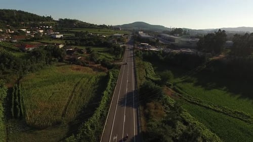 Voitures Conduisant Le Long D'une Route De Campagne Panoramique Avec Drone