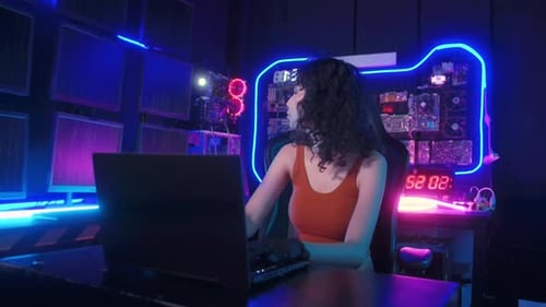 Ein Hacker benutzt einen Laptop, um nachts Daten zu stehlen