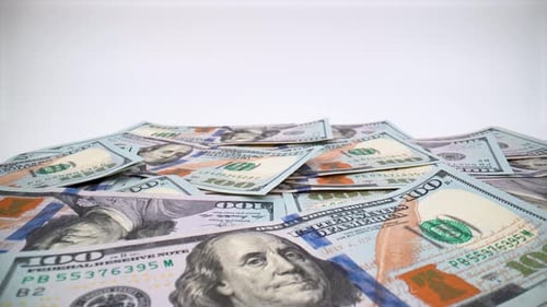 US-Dollar-Banknoten (USD), Nahaufnahme auf weißem Hintergrund, isoliert, 4K
