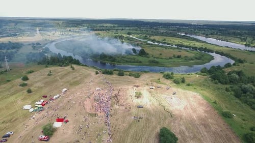 Une foule participe à la reconstruction du champ de bataille de Second World Bird'Seye