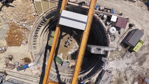 Vista desde arriba del detalle del funcionamiento del eje del túnel y la grúa pórtico