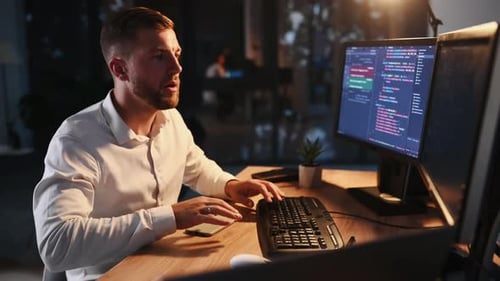 Telefon verwenden und dann auf der Tastatur tippen. Softwareingenieur, der an einem Projekt arbeitet