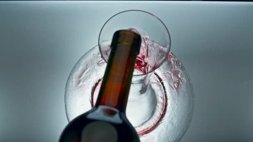 Vin rouge cher versé dans une carafe à décanter, boisson bordelaise de luxe, gros plan