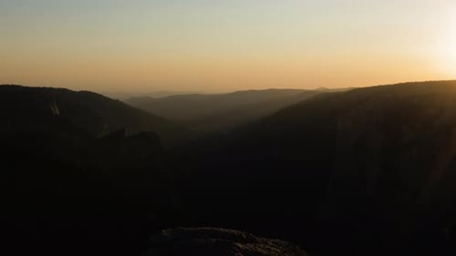 Impresionante puesta de sol detrás de El Capitán en el Parque Nacional de Yosemite (time lapse)