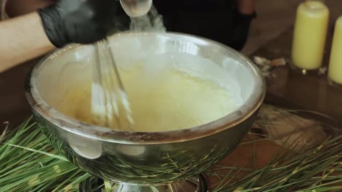 Zubereitung eines köstlichen Getränks in einer glänzenden silbernen Schale für Feste und Veranstaltungen