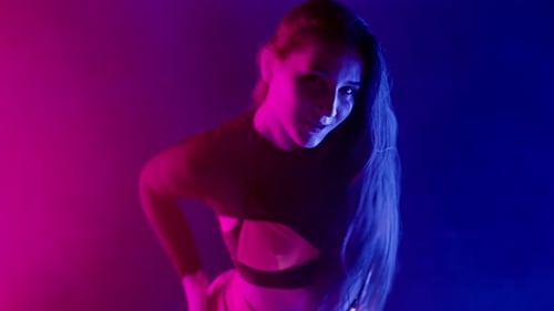 Performance chaude, danseuse sexy, femme, twerking, corps, danse séduisante dans un studio de néon