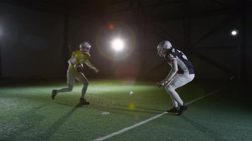 American-Football-Spieler, der den Ball an seinen Teamkollegen weitergibt, bevor er angegriffen wird