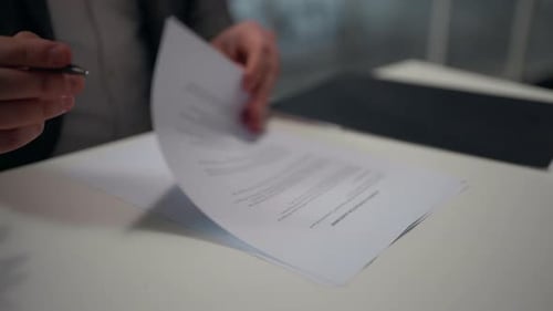 Close Up: Mãos masculinas segurando uma caneta, assinando papel, contrato, leitura, relatório, contrato comercial, redação