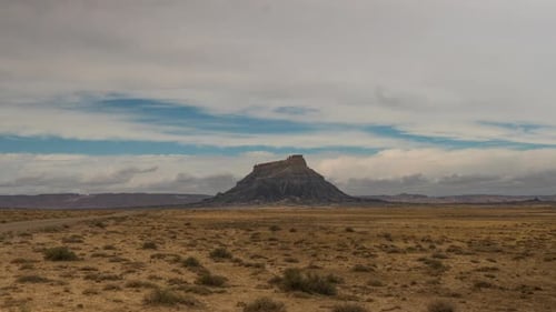 Bewegung im Zeitraffer von Wolken, die über die Wüste von Utah rollen