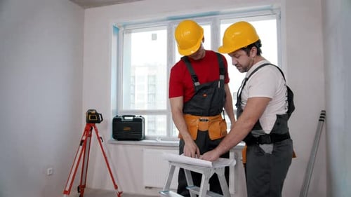 Wohnungsreparatur Zwei Männer hinterlassen Spuren auf dem Wohnungsplan