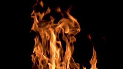 Feueraufnahme in Zeitlupe auf schwarzem Hintergrund, um es bei jeder Aufnahme transparent zu machen.