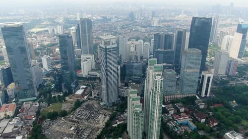 Área de Sudirman com arranha-céus altos, cidade de Jacarta, na Indonésia. Avançado aéreo