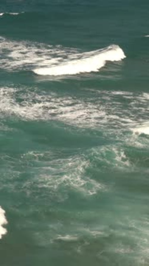 Vidéo verticale des vagues de l'océan