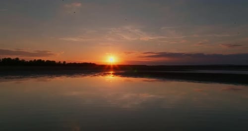 Wunderschöner Blick auf den Sonnenuntergang über dem Wasser