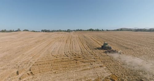 ein Traktor auf einem Feld