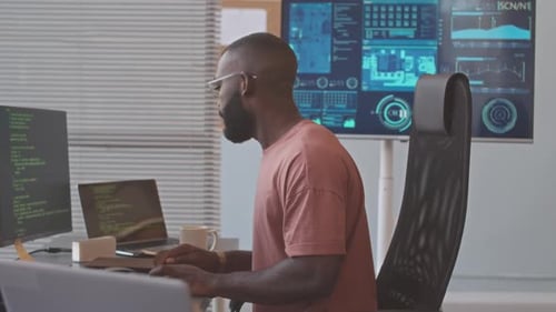 Un homme noir développe un logiciel au bureau