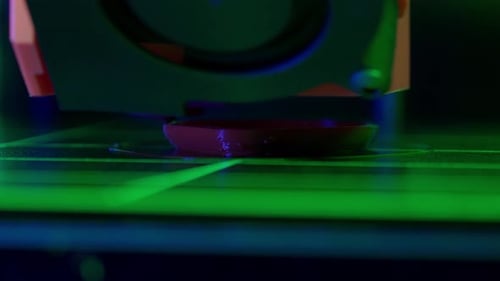 Una impresora 3D da vida magistralmente a una pieza de repuesto de su pedido El proceso de impresión de una pieza